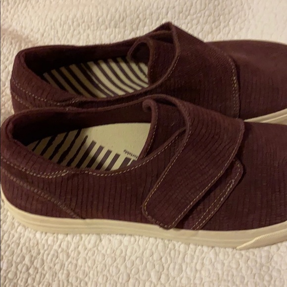 Taos Soul Sneaker Bordeaux Emboss Suede Sz 10 NWOT - Picture 2 of 8